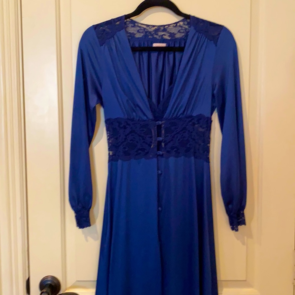 Vintage 2 piece Maidenform nightgown and robe